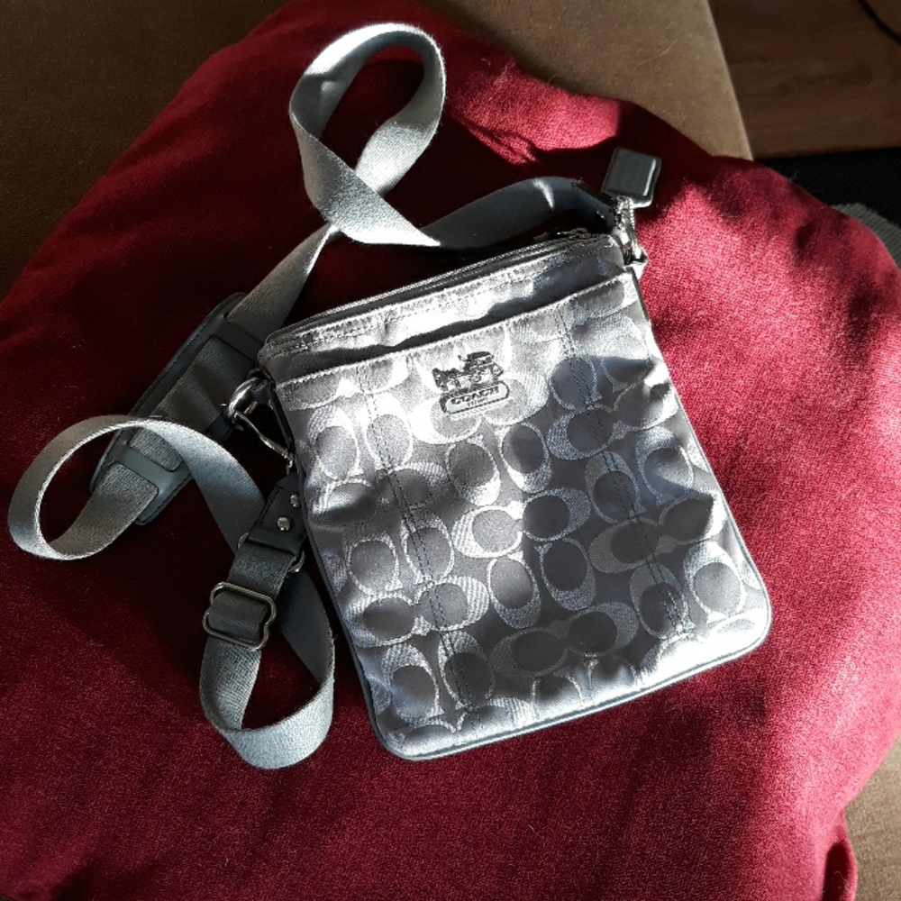 ➡️COACH silver crossbody purse⬅️